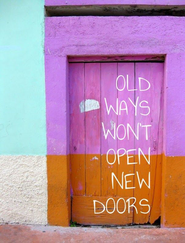Alte Holztür zeigt den Spruch "old ways won´t open new doors" symbolisiert die Notwendigkeit zur Findung neuartiger Lösungen und zu Offenheit und Mut auf dem Weg Herausforderungen zu bewältigen.