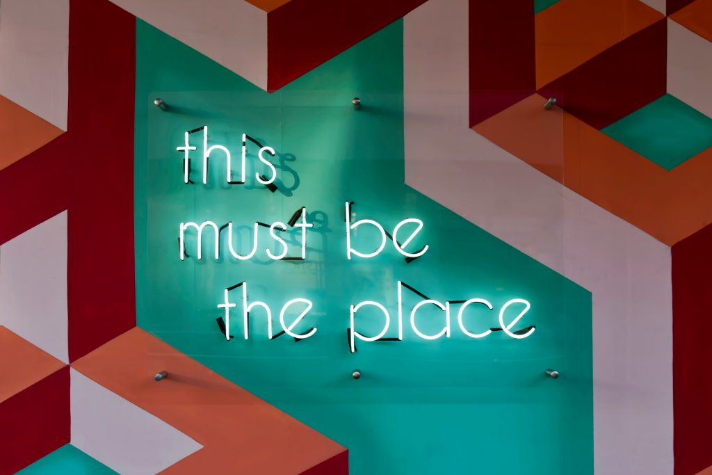 Inspirierender Spruch 'this must be the place' auf der Beratungswebsite, symbolisiert den idealen Ort für Führungskräfte, die in den Bereichen New Leadership, digitale Agilität und KI-Integration wachsen möchten.
