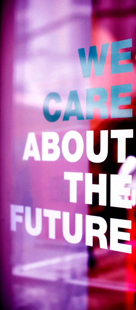 CSR-Engagement des Beratungsunternehmens mit dem Leitspruch 'We care about the future', betont Verantwortung in New Leadership, digitaler Transformation und Nachhaltigkeit.