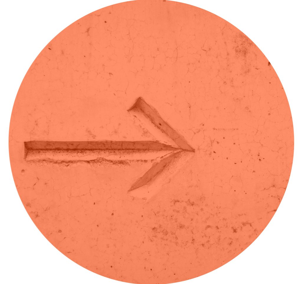 Gemeißelter Pfeil in einer Wand zeigt nach rechts, symbolisiert New Leadership und das Ziel, durch Zukunftsexzellenz Vorreiter statt Nachfolger zu sein.