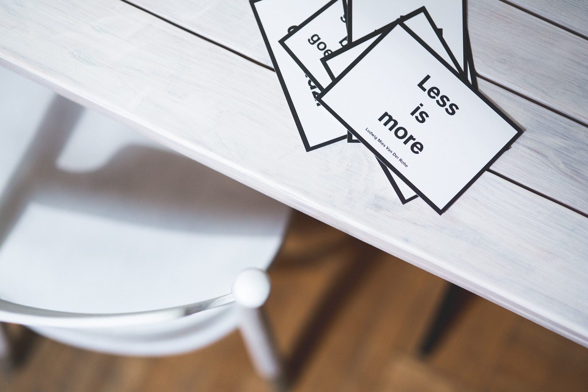 Tisch mit Karten 'Less is more', betont Transparenz und Einfachheit als zentrale Werte in der Unternehmensstrategie.